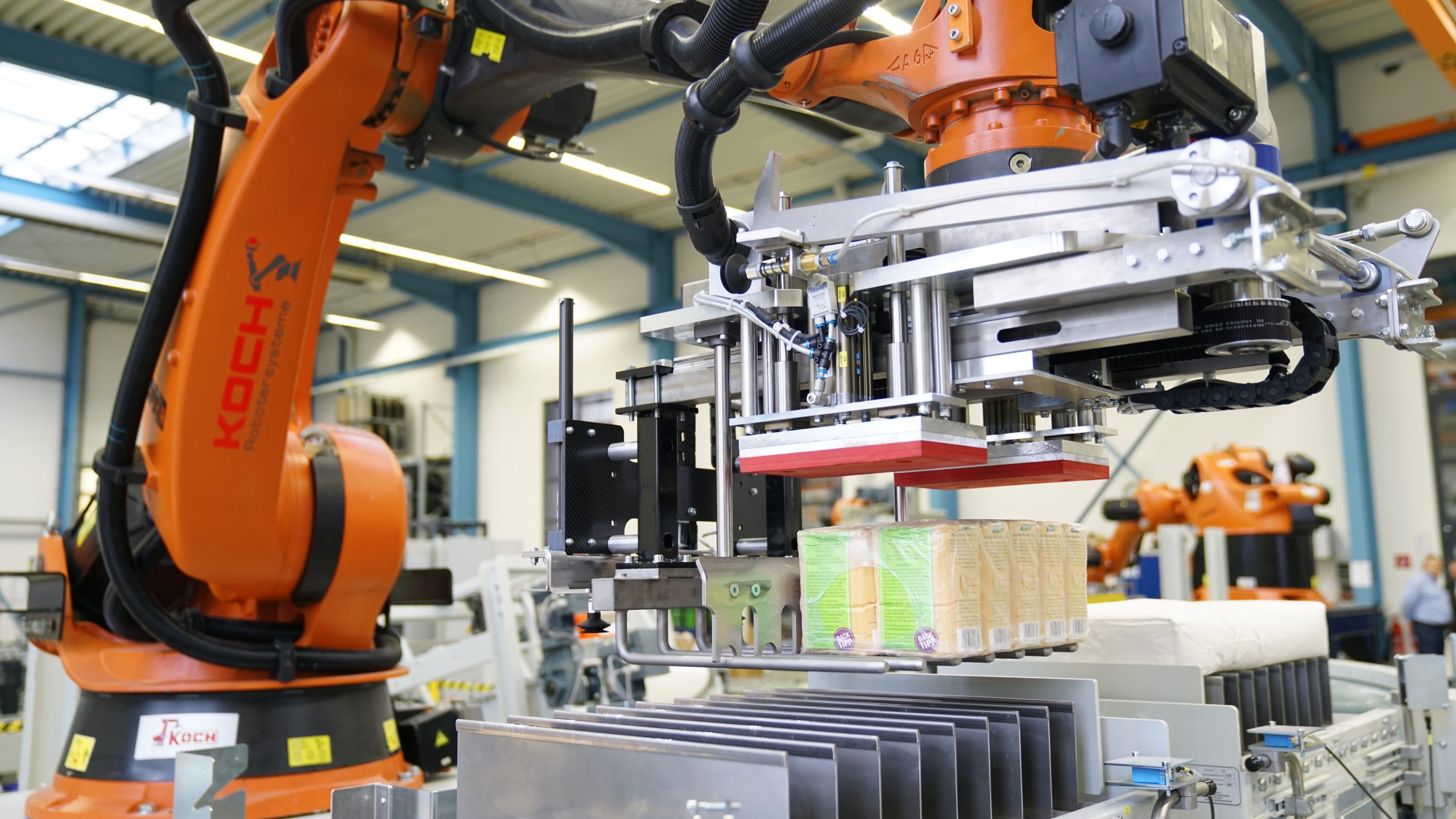 KOCH_Vollautomtische Palettierung von Schrumpfpaketen