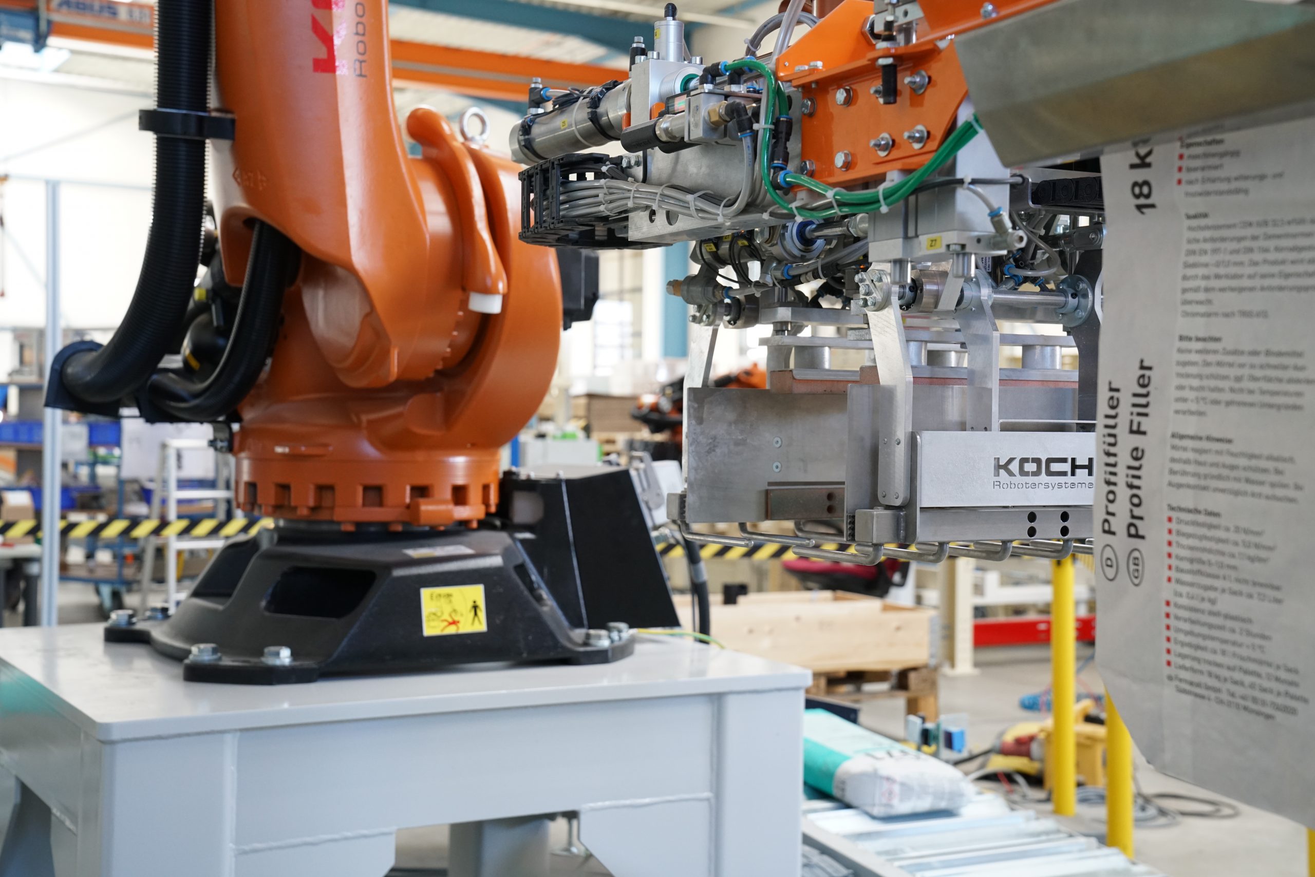 Vollautomatische Sackaufsteckung durch KOCH Robotersysteme